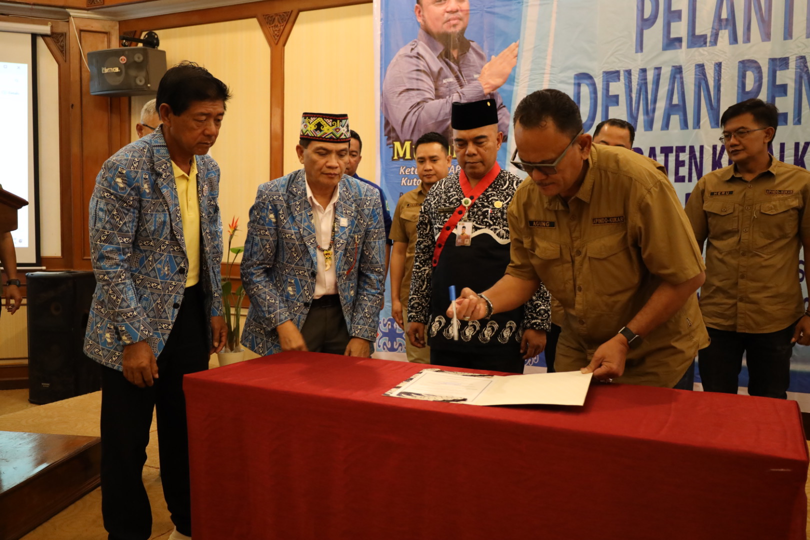 Kukar Regional Secretary’s Assistant Attends Inauguration of DPK APINDO Kukar Management