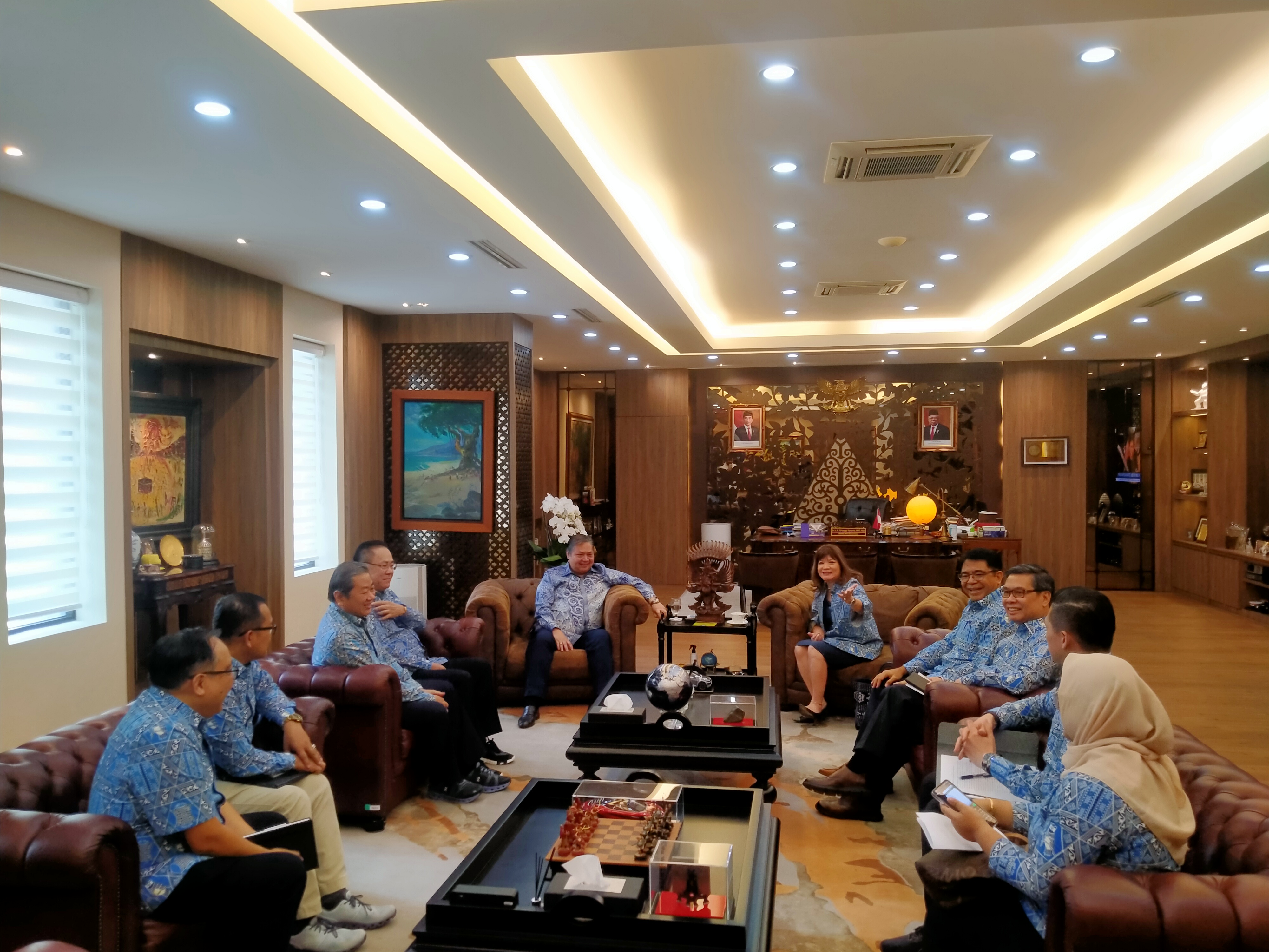 Meeting with Apindo, Airlangga Ensures Industrial Areas Can Import LNG