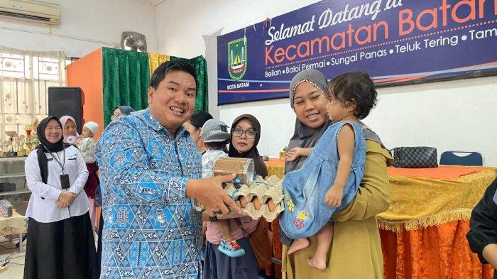 Cegah Stunting, Apindo Kepri Bagikan Abon ikan kepada 100 Balita