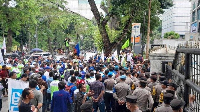 Apindo dan Serikat Pekerja Kompak Gelar Aksi Tolak UU Tapera di depan Kantor DPRD Sumut
